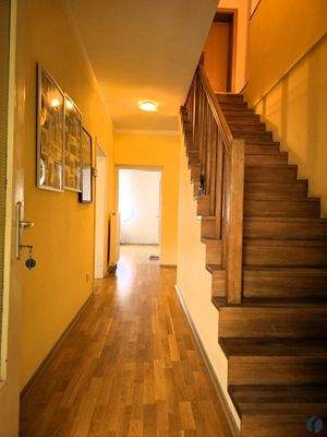 Vorraum und Aufgang OG