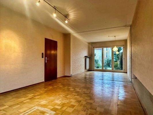 offenes Wohn-/Esszimmer mit Zugang zur Terrasse