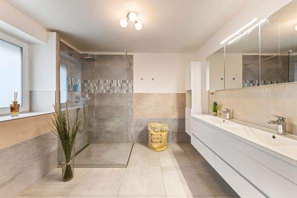 das dazugehörige En-Suite-Bad