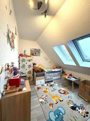 Spielzimmer mit Dachfenster