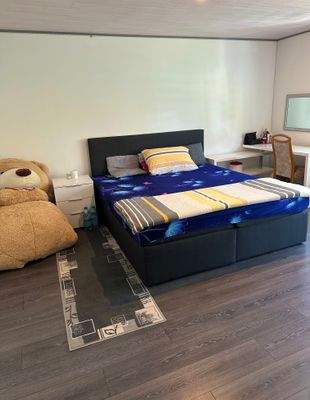 Schlafzimmer mit ca. 19 m² und Zugang zum Balkon.jpg