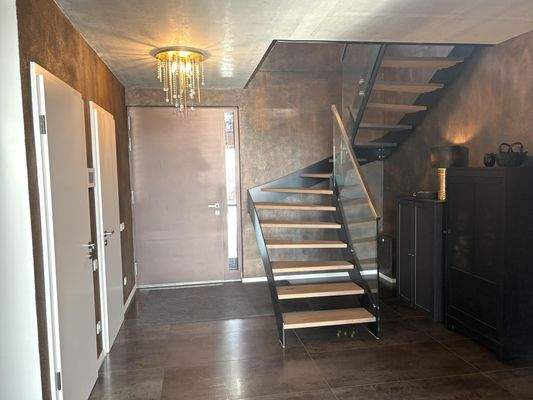 Eingangsbereich mit Treppe ins OG