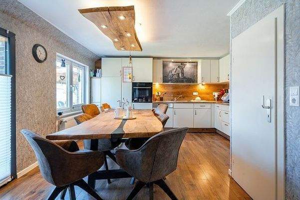 Esszimmer mit Zugang zur Terrasse