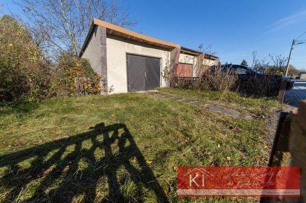 Garage und mögliche Fläche für Stellplatz