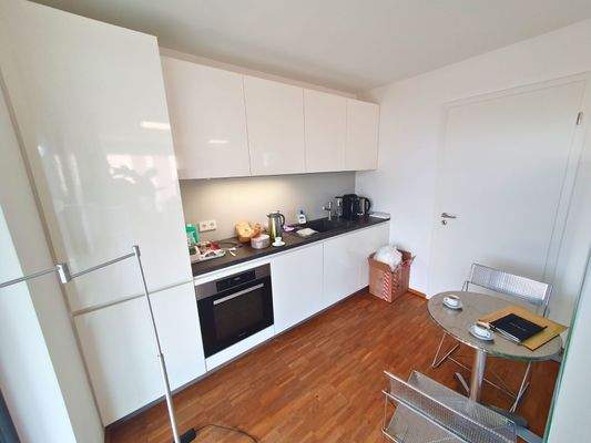 Modern ausgestattete Küchenzeile.jpg