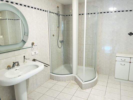 1. Badezimmer mit Wanne/Dusche im Untergeschoss