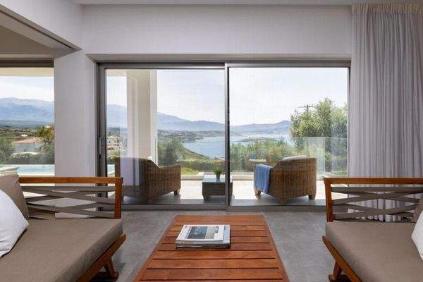 Kreta, Plaka: 2 Luxusvillen mit Tennisplatz, Olivenhain und atemberaubendem Meerblick zu verkaufen