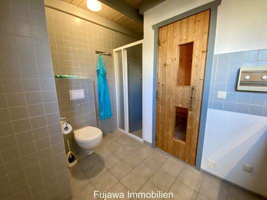 Bad mit Sauna und ebenerdiger Dusche