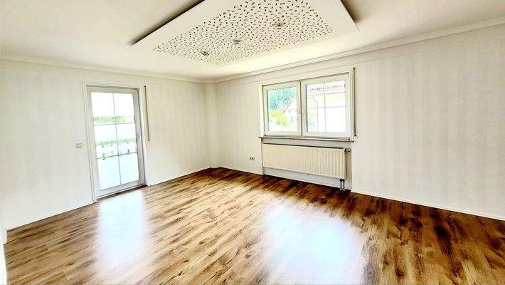 Wohnzimmer mit Balkon