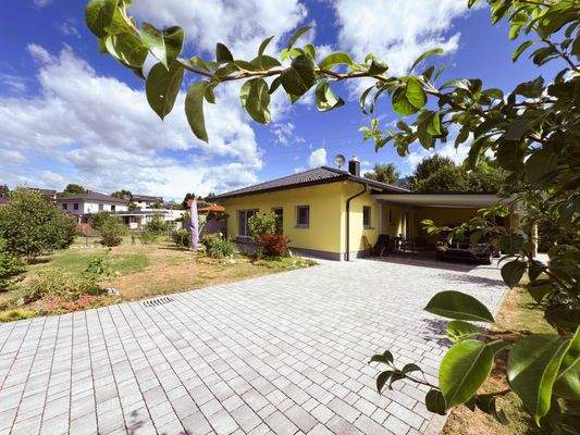 Der großzügig gepflasterte Einfahrtsbereich..