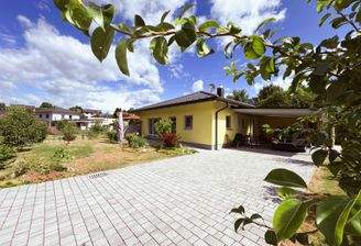 Der großzügig gepflasterte Einfahrtsbereich..