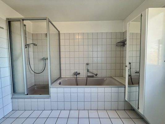 Bad mit Dusche und Badewanne