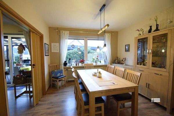 Esszimmer mit Zugang zum Wohnzimmer