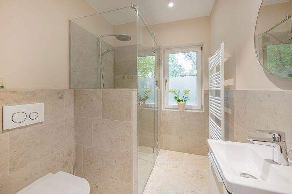 Modernes Duschbad mit viel Tageslicht