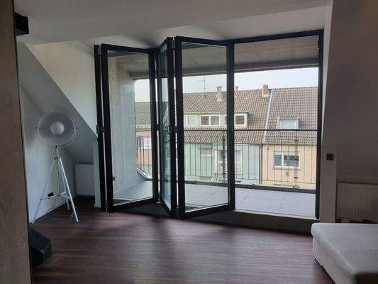 Wohnzimmer mit Blick zum Balkon