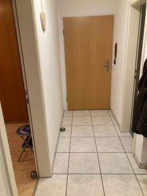 ... innen, Wohnungs-Eingang ...