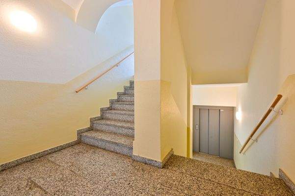 Treppenhaus mit Aufzug
