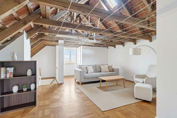 Dachboden digital zum Wohnzimmer möbliert