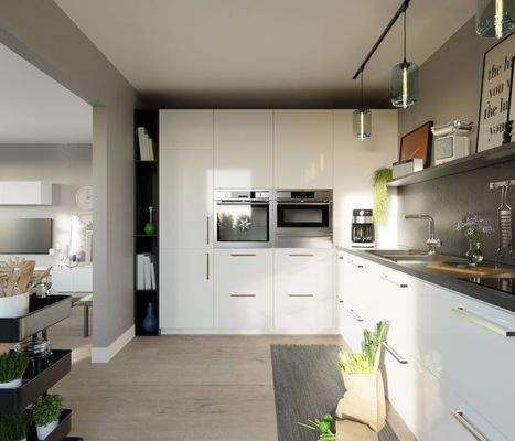Moderne, helle Küche mit klarer Gestaltung – funktional, zeitlos und ideal für gemeinsames Kochen.