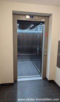 2 moderne Aufzüge (und alles barrierefrei)