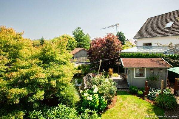 Garten mit Naturteich und Sauna-Häusle