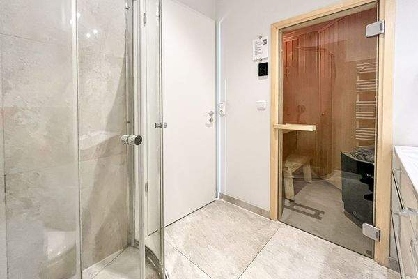 1. Badezimmer mit Dusche und Sauna