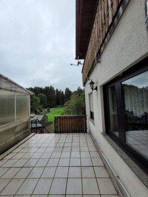 Terrasse mit Zugang in den Garten