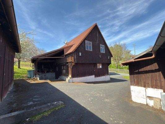 Hofbereich, schöne Holzscheune