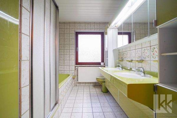 Ein Badezimmer mit Dusche und Badewanne sowie...