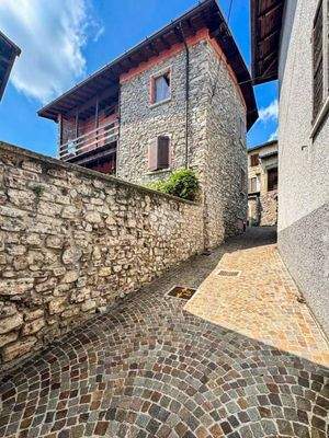 Front des Hauses6.jpg