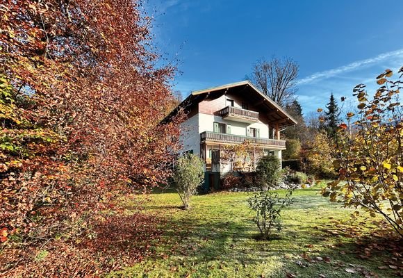 Hausansicht mit herbstlichen Traumgarten