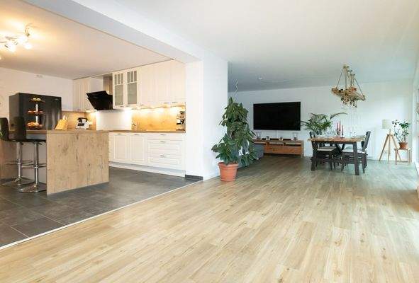 Wohnzimmer + Küchenansicht