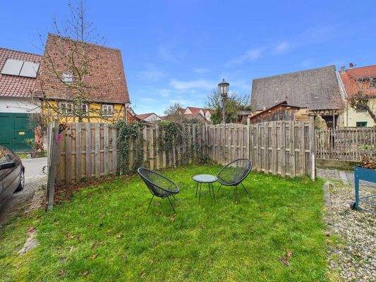 Grünfläche vorm Haus