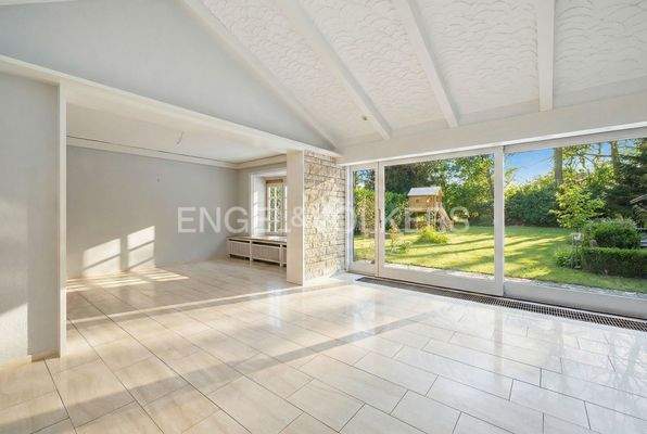 Wohn- und Esszimmer(KI-generiert Sommer)