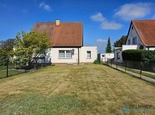 Straßenseite mit großem Vorgarten