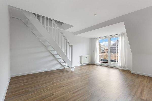 Wohnzimmer mit Treppe