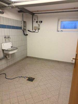 Waschraum im Keller.JPG