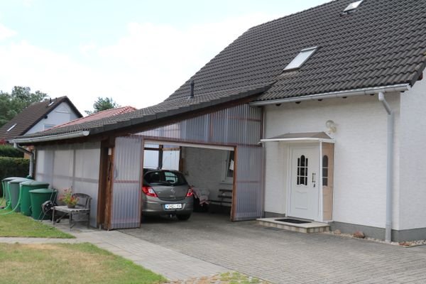 Hinteransicht mit Carport