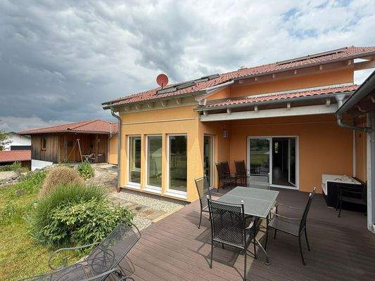 großzügiger Garten mit erholsamen Südterrassen