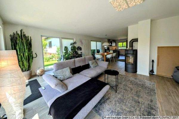 Offener und lichtbetonter Wohn- Essbereich