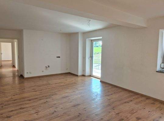 Wohnzimmer mit Blick auf die Küchenanschlüsse