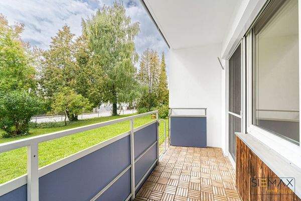 Balkon mit angrenzendem Garten