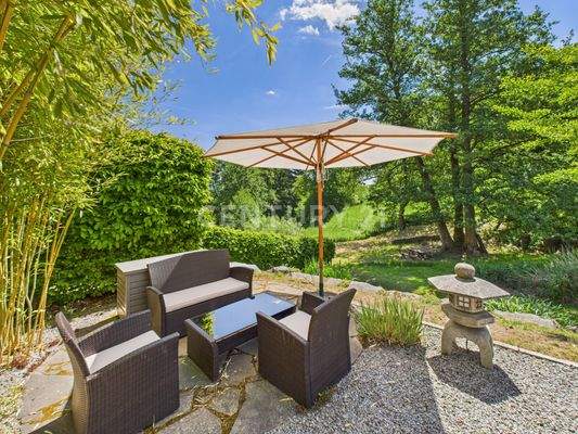 Untere Terrasse mit Blick zur weiteren Sitzecke