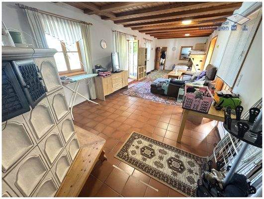 Schöner Kachelofen vorhanden