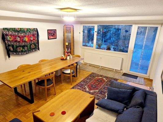 Wohnbereich mit Ausgang zum Balkon