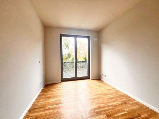 Helles Zimmer mit Balkon