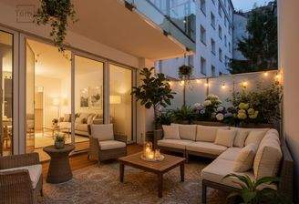 Großezügige Terrasse Abendstimmung staged