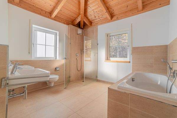 Badezimmer mit Wanne u. Dusche