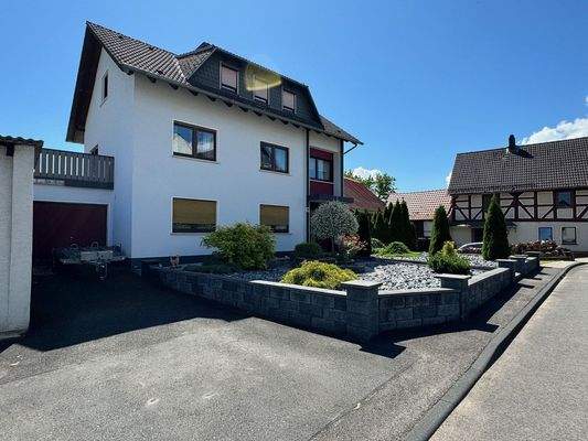 Hausansicht mit Garage