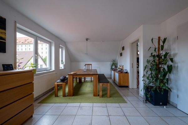 großer Essbereich bei Küche